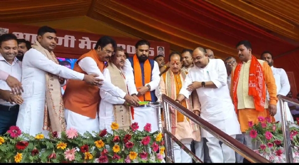 उद्घाटन करते अतिथि