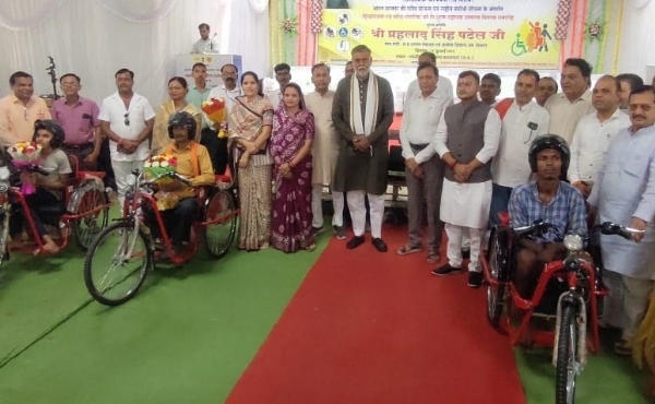 बालाघाट में दिव्यांगजनों को वितरित किए ट्राई साइकिल एवं सहायक उपकरण