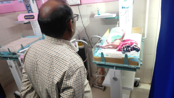 निरीक्षण करते सीएमओ डॉ उदय नाथ