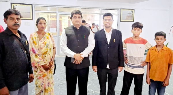 एसपी कार्यालय में शिकायत करने पहुंचे भाकपा जिला सचिव एवं परिजन