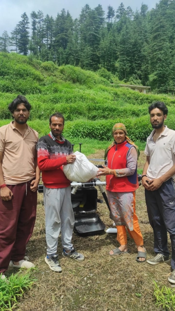 आपदा प्रभावित बायला में ड्रोन के माध्यम से पहुंचाई राशन की किट।