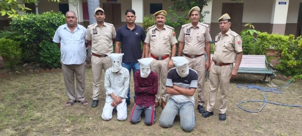 हथियार के दम पर कार लूट का भंडाफोड़:मुख्य सरगना सहित तीन बदमाश बापर्दा गिरफ्तार