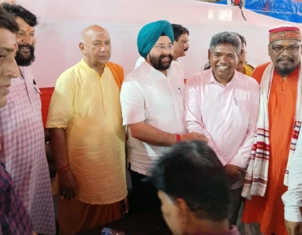 विधायक सरयू राय पूजा करते और मेहमान