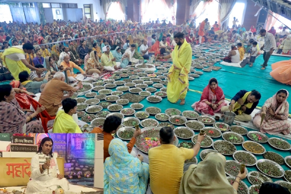 महादेव का अभिषेक करते हुए देवकीनंदन महाराज एवं पार्थिव शिवलिंगों के साथ श्रद्धालुजन