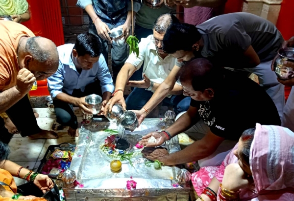 कानपुर में बाबा वनखंडेश्वर मंदिर में बाबा को जल चढ़ाते भक्तों का छायाचित्र