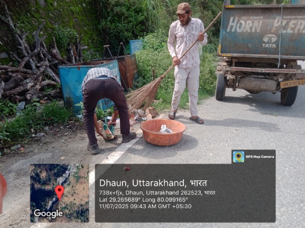 स्वच्छता अभियान चलाते सफाई कर्मी