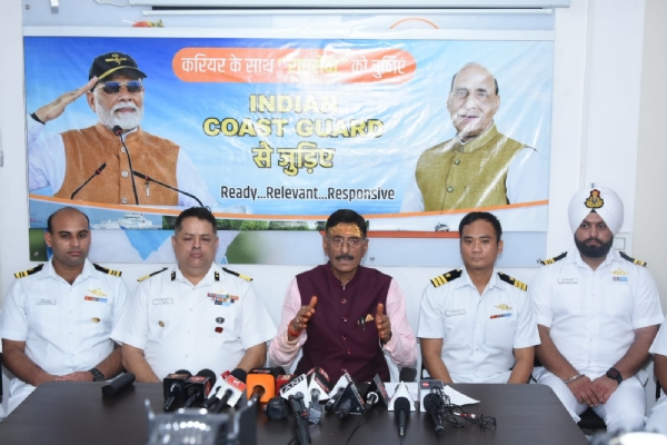 केंद्रीय रक्षा राज्य मंत्री संजय सेठ प्रेस कॉन्फ्रेंस करते हुए