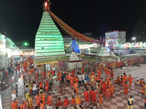 बासुकीनाथ धाम मे ंउमड़ी श्रद्धालुओं की भीड़ एवं निरीक्षण करते उपायुक्त