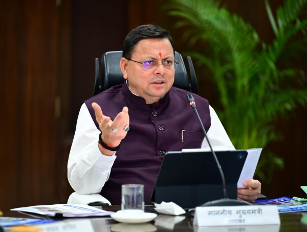 मुख्यमंत्री पुष्कर सिंह धामी सचिवालय में राज्य स्तरीय बैंकर्स समिति की बैठक में।
