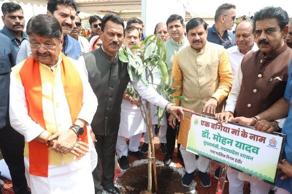 केसरबाग क्षेत्र में एक बगिया माँ के नाम नगर वन निर्माण का भूमिपूजन एवं पौधारोपण कार्यक्रम