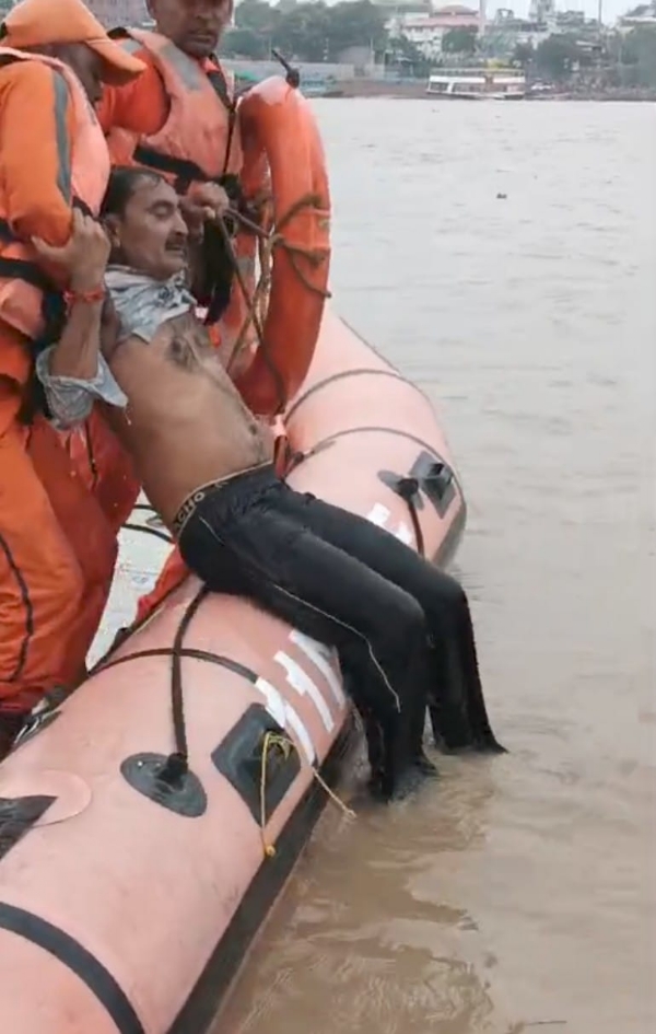 एनडीआरएफ जवानों की तत्परता और बहादुरी से गंगा में डूब रहे युवक की बची जान