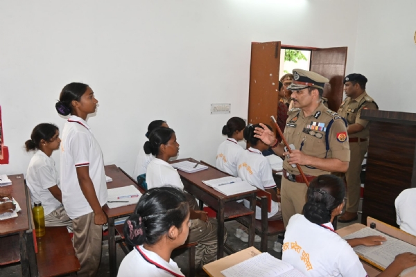पुलिस कमिश्नर प्रशिक्षु आरक्षियों से संवाद करते हुए