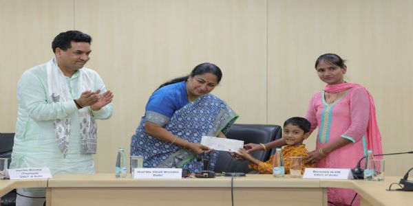 मुख्यमंत्री ने दिल्ली हाट आग्निकांड से प्रभावित 24 शिल्पकारों को दी पांच-पांच लाख रुपये की राहत राशि