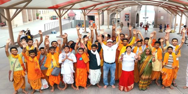 वाराणसी में अधिवक्ता प्रोटेक्शन एक्ट को लागू करने की मांग, डीएम पोर्टिकों में किया प्रदर्शन