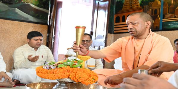 सावन के पहले दिन सीएम योगी ने किया रुद्राभिषेक