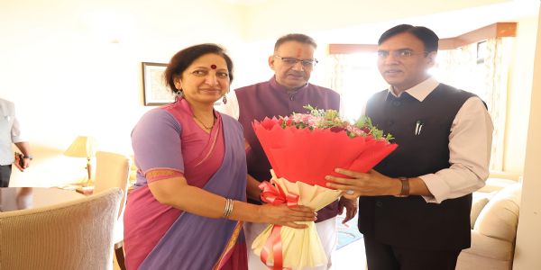 मंत्री गणेश जोशी ने केंद्रीय खेल मंत्री का किया स्वागत