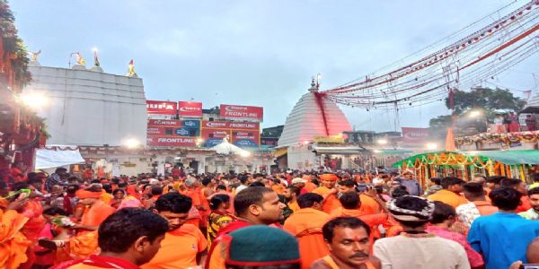 देवघर के बाबा बैद्यनाथ धाम में कांवरियों की उमड़ी भीड़
