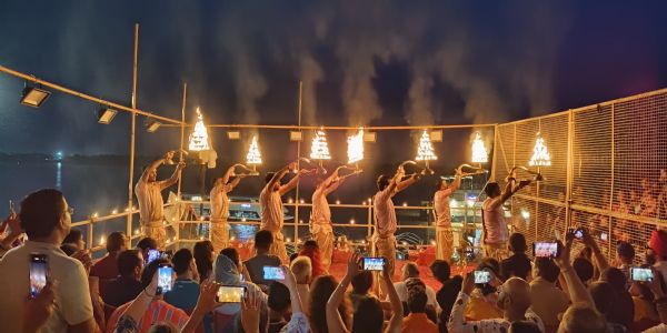 वाराणसी: गंगा का जलस्तर उफान पर, आरती स्थल चौथी बार बदला, हरिश्चंद्र घाट पर गलियों में हो रहा शवदाह