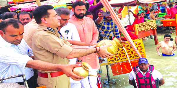 कांवड़ मेला शुरू, डीजीपी ने हरकी पैड़ी पर की गंगा पूजा