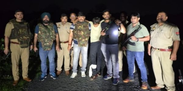 दंपति से लूटकांड में फरार बदमाश पुलिस मुठभेड़ में घायल