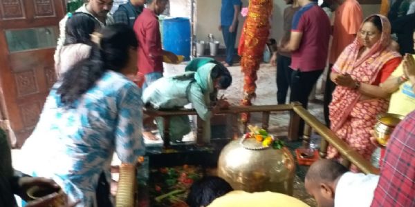 सावन के पहले दिन पहाड़ी मंदिर सहित सभी शिव मंदिरों में उमड़ी भक्तों की भीड़