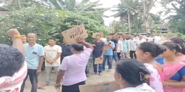 धेमाजी में कृषि विभाग के सामने किसानों का जोरदार प्रदर्शन