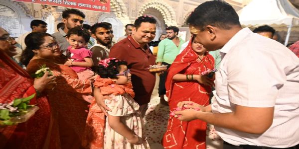 श्री काशी विश्वनाथ दरबार में सावन के पहले दिन आह्लादित शिवभक्तों पर पुष्पवर्षा