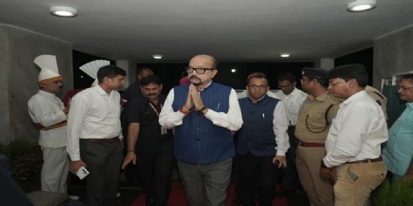 राज्यपाल रमेन डेका का कोरबा में कलेक्टर, डीएफओ सहित अन्य अधिकारियों ने किया आत्मीय स्वागत