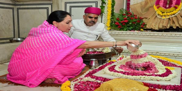 उपमुख्यमंत्री दीया कुमारी ने सावन के पहले दिन शिव का अभिषेक किया
