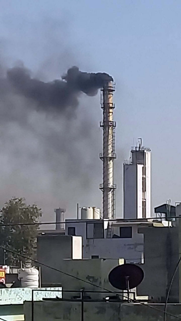 औद्योगिक इकाईयों से निकलता जहरीला धुआं जो शहरवासियों को बीमार बना रहा है।