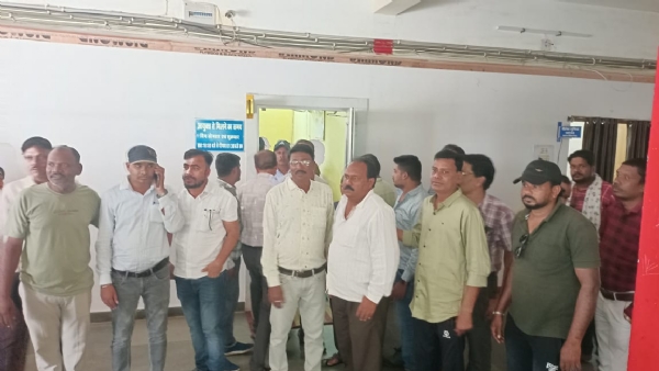 निगम कार्यालय के सामने प्रदर्शन करते हुए नगर निगम कर्मचारी।