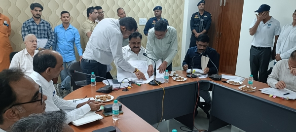 अधिकारियों की मीटिंग लेते डिप्टी स्पीकर डा. कृष्ण मिड्ढा।