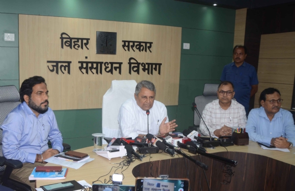 जल संसाधन मंत्री विजय चौधरी प्रेस कांफ्रेंस को संबोधित करते