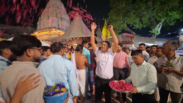 बाबा दरबार में कमिश्नर एस राजलिंगम श्रद्धालुओं पर पुष्पवर्षा करते हुए