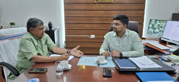 जिलाधिकारी से मिलते विधायक विधायक