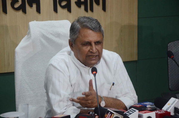 जल संसाधन मंत्री विजय चौधरी प्रेस कांफ्रेंस को संबोधित करते