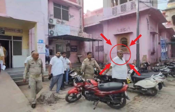आरोपित बाबू को एंटी करप्शन टीम कार्रवाई के लिए ले जाते हुए
