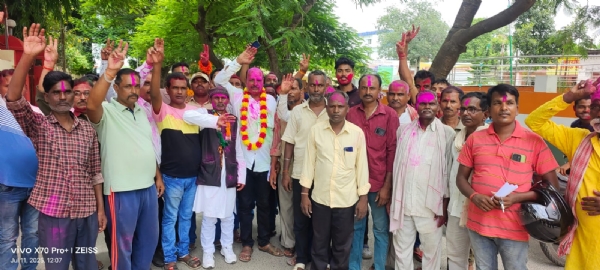 अररिया फोटो:जीत का जश्न मनाते समर्थक