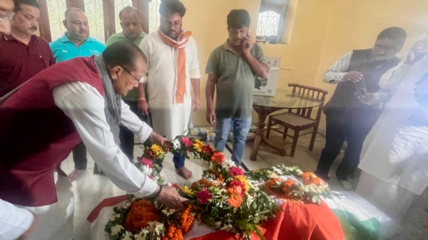 श्रद्धांजलि अर्पित करते मंत्री राधाकृष्ण किशोर