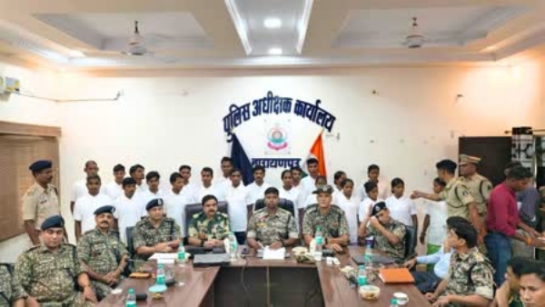 आत्मसमर्पित 22 इनामी नक्सली पुलिस अधिकारियों के साथ