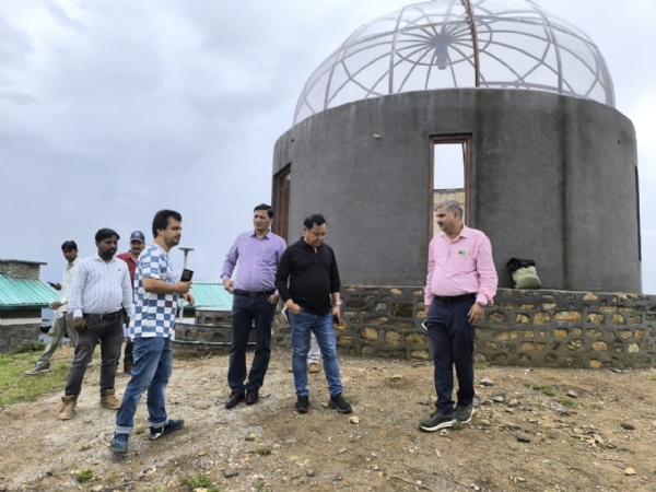 बेनीताल में अधिकारियों को आवश्यक दिशा निर्देश देते हुए पर्यटन सचिव।