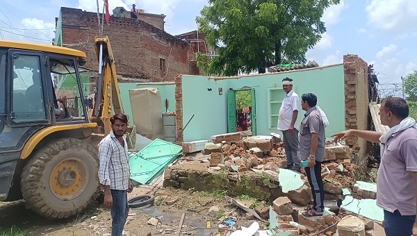 रेलवे ने अवैध रूप से निर्मित दो भवनों को तोडक़र अतिक्रमण हटाया