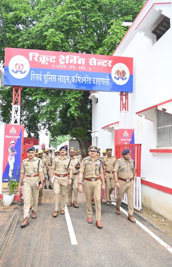 पुलिस कमिश्नर प्रशिक्षु आरक्षियों से संवाद करते हुए
