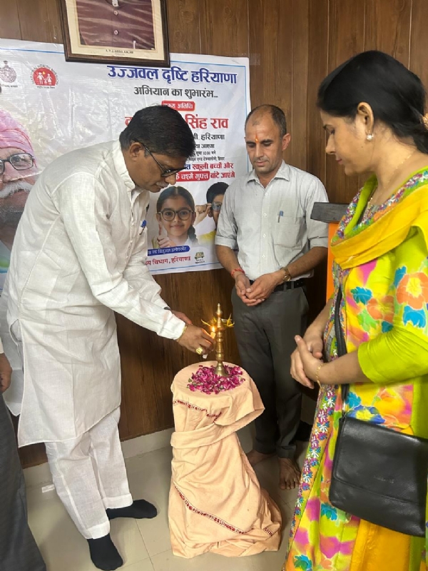 उज्ज्वल दृष्टि हरियाणा कार्यक्रम का उद्घाटन करते जिला परिषद अध्यक्ष।