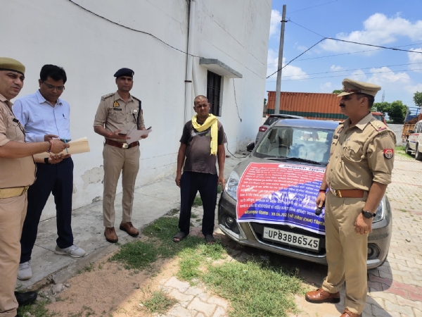 संपत्ति कुर्क करती पुलिस टीम