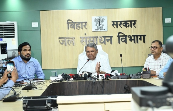 जल संसाधन मंत्री विजय चौधरी पत्रकार वार्ता के दौरान