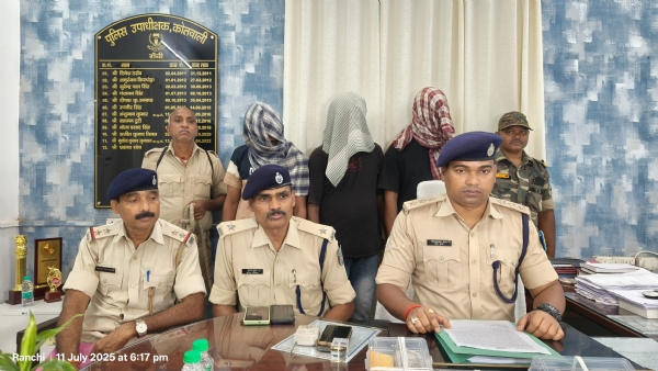डीएसपी प्रेस कॉन्फ्रेंस करते हुए
