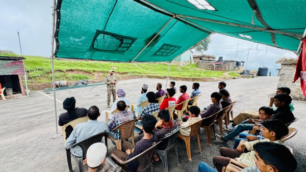 वयाखयान में भाग लेते लाेग