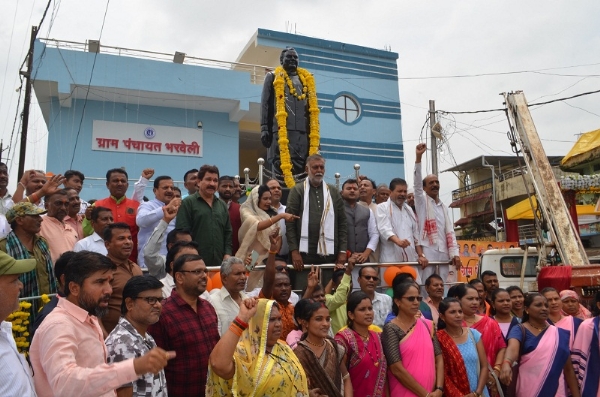 अटल बिहारी वाजपेयी एवं समाज सेविका माता सावित्री बाई फुले की प्रतिमा का अनावरण