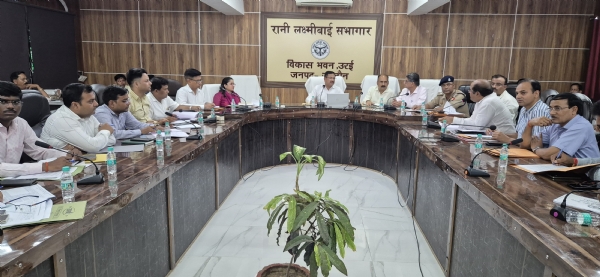 बैठक लेते जिलाधिकारी
